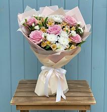 Букет цветов из:  Гвоздики, Орхидеи и Розы в Павловске Воронежской области