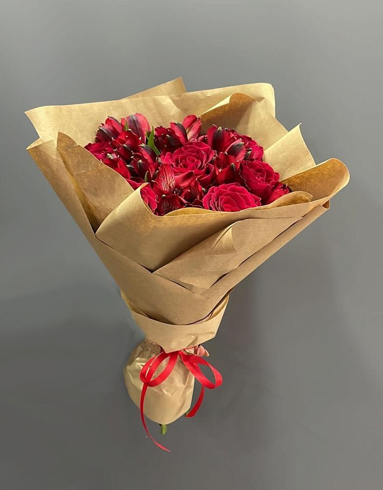 Букет цветов из: Альстромерии и Розы в Павловске Воронежской области