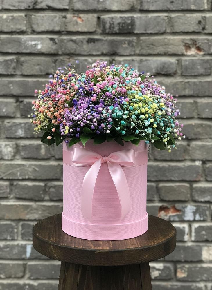 Цветочная композиция из Гипсофила и Розы в шляпной коробке в Павловске Воронежской области