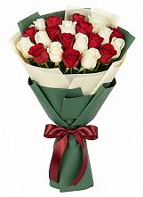 Букет Микс из красных и белых роз в Павловске Воронежской области