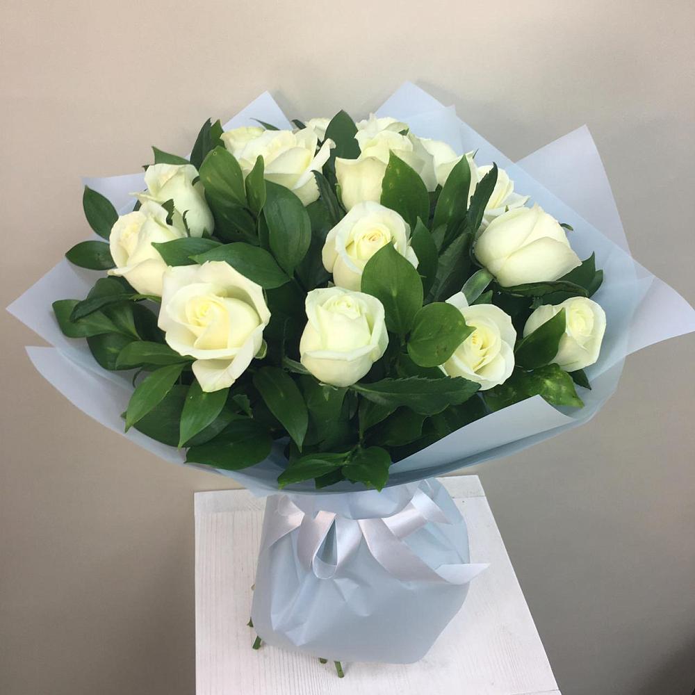 Букет 15 Белых роз Проуд в Павловске Воронежской области