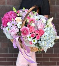 Цветочная композиция из Розы, Хризантемы, Пионы и Лизиантусы в корзине в Павловске Воронежской области