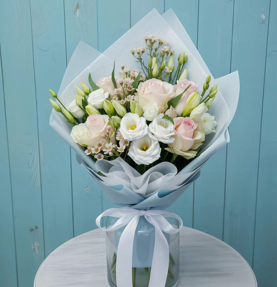 Букет цветов из: Розы и Лизиантусы в Павловске Воронежской области