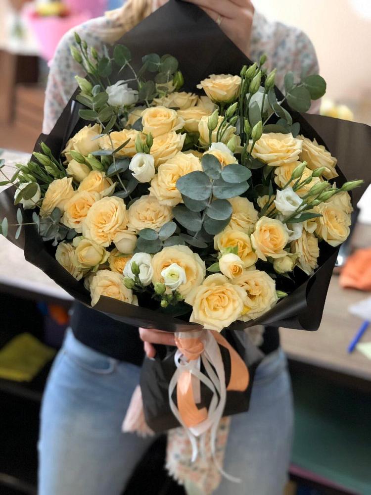 Букет цветов из: Розы и Лизиантусы в Павловске Воронежской области