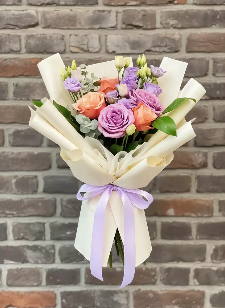 Букет цветов из: Лизиантусы и Розы в Павловске Воронежской области