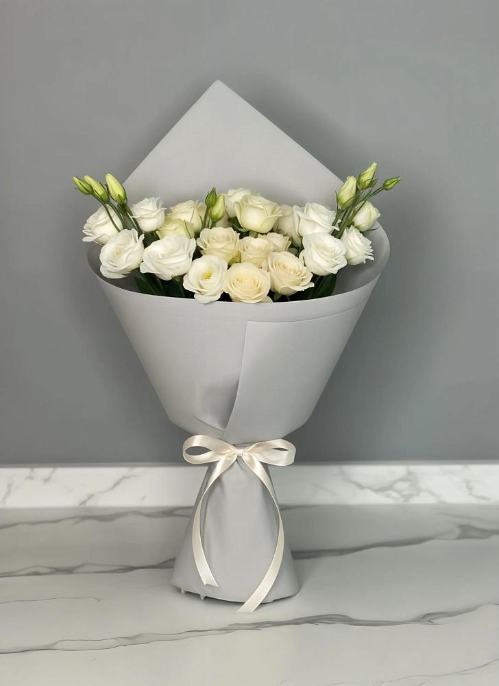 Букет цветов из: Розы и Лизиантусы в Павловске Воронежской области