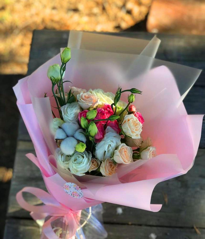 Букет цветов из: Розы и Лизиантусы в Павловске Воронежской области