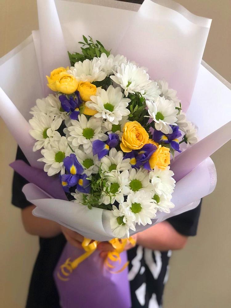Букет цветов из: Ирисы, Хризантемы и Розы в Павловске Воронежской области