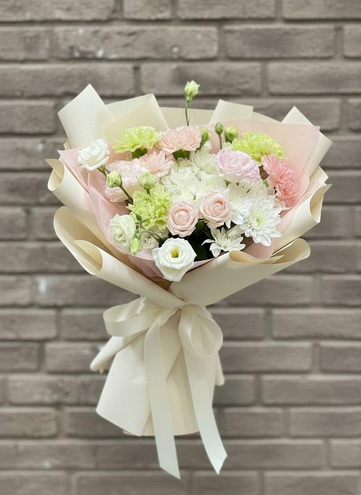 Букет цветов из: Гвоздики, Розы, Лизиантусы и Хризантемы в Павловске Воронежской области