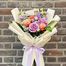 Букет цветов из:  Лизиантусы и Розы в Павловске Воронежской области