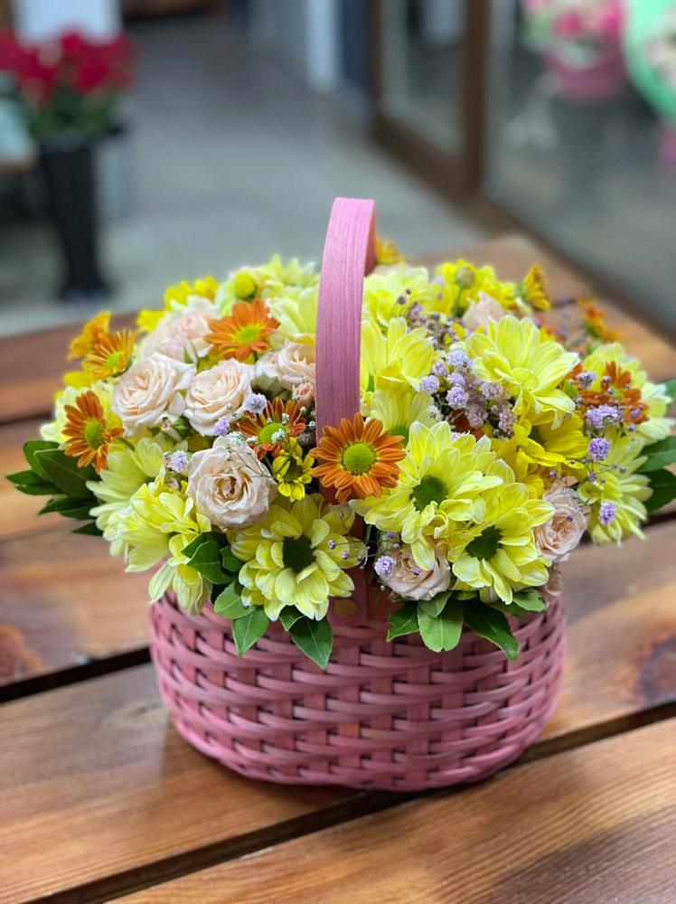 Цветочная композиция из Хризантемы и Розы в корзине в Павловске Воронежской области