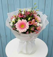 Букет цветов из:  Герберы, Альстромерии и Лизиантусы в Павловске Воронежской области