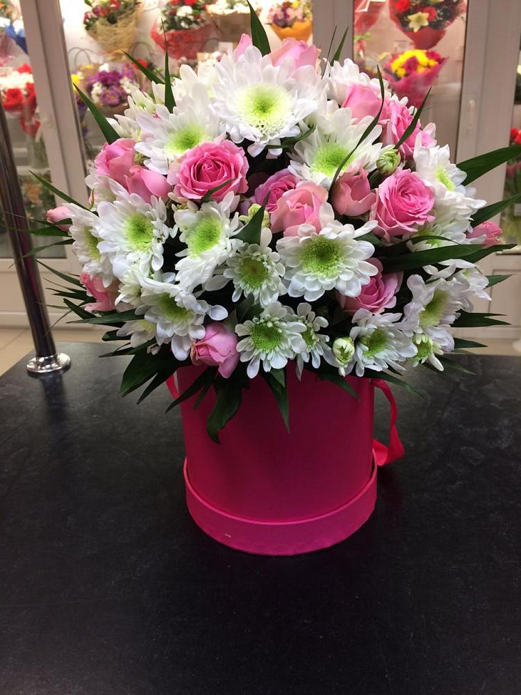 Цветочная композиция из Розы и Хризантемы в шляпной коробке в Павловске Воронежской области