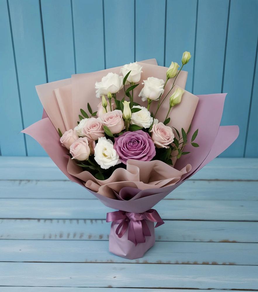 Букет цветов из: Розы и Лизиантусы в Павловске Воронежской области